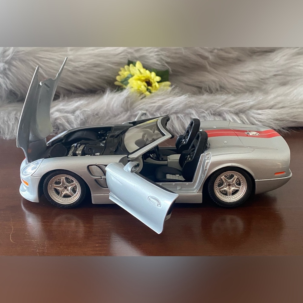 Bburago 1:18 scale diecast model of a 1999 Shelby Series 1 Roadster